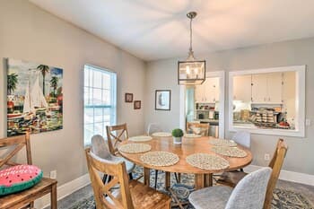 Ideally Located Home: Half Mile to Pleasure Pier