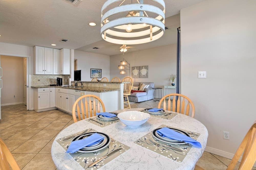 Beachfront Getaway w/ Deck & Views in Galveston