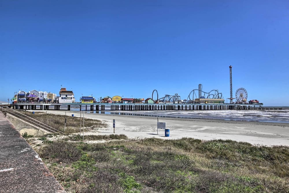 Walk to Beach: Home in Galveston!