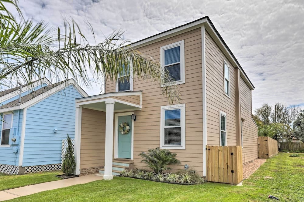 Walk to Beach: Home in Galveston!