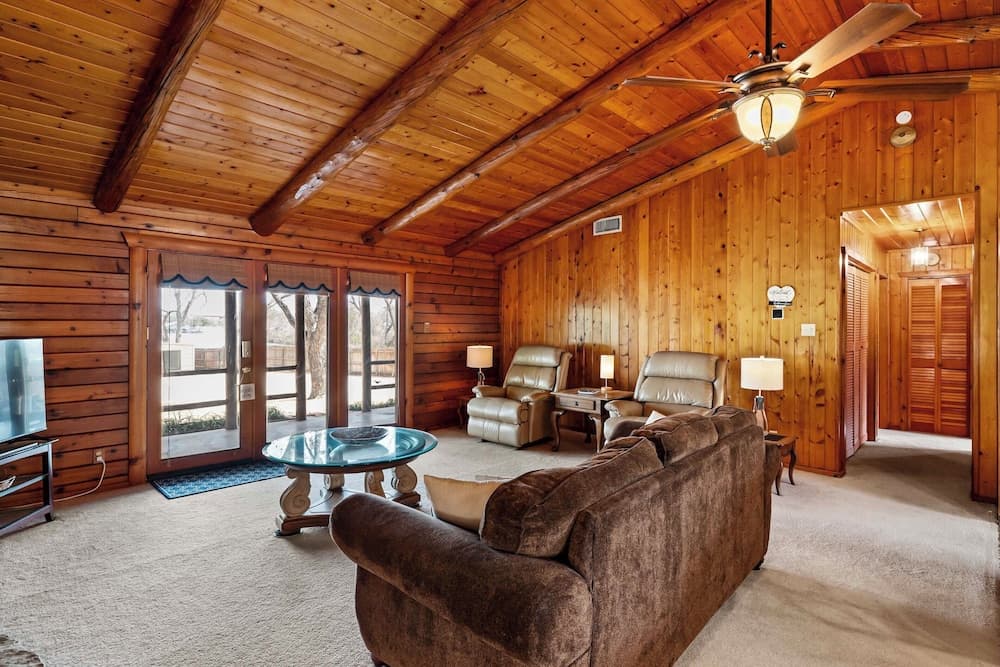 Lakefront Cabin + Guest House Near Granbury Square