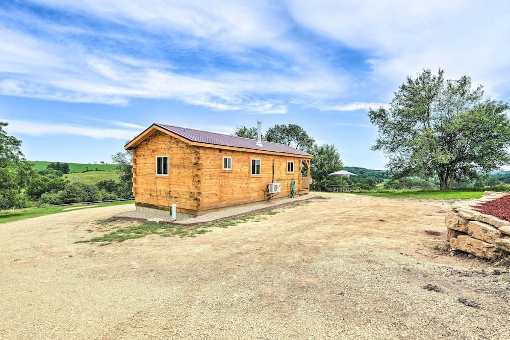 Serene Views: Quiet Farmhouse Cabin in Wisconsin!