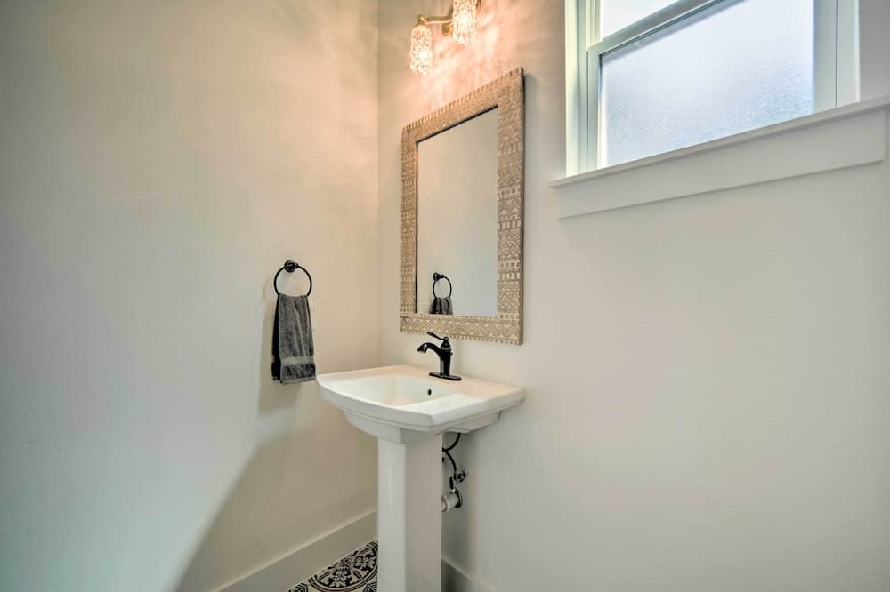 Canyon Lake Home w/ Deck ~ 1 Mi to Comal Park