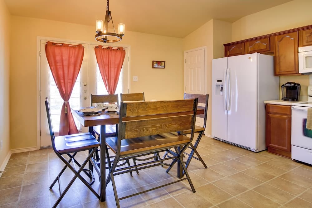 San Antonio Abode w/ Yard < 4 Mi to Lackland