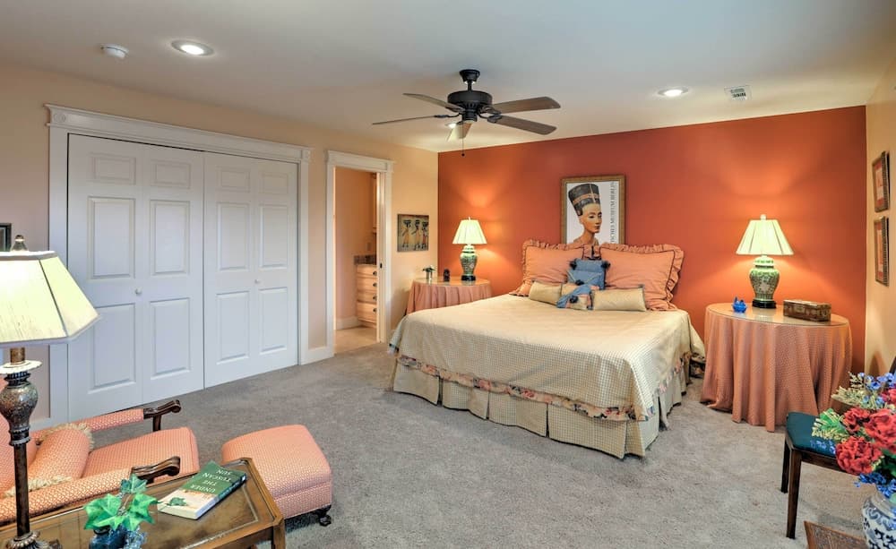 Beautiful Central Fayetteville Townhome w/ Views!