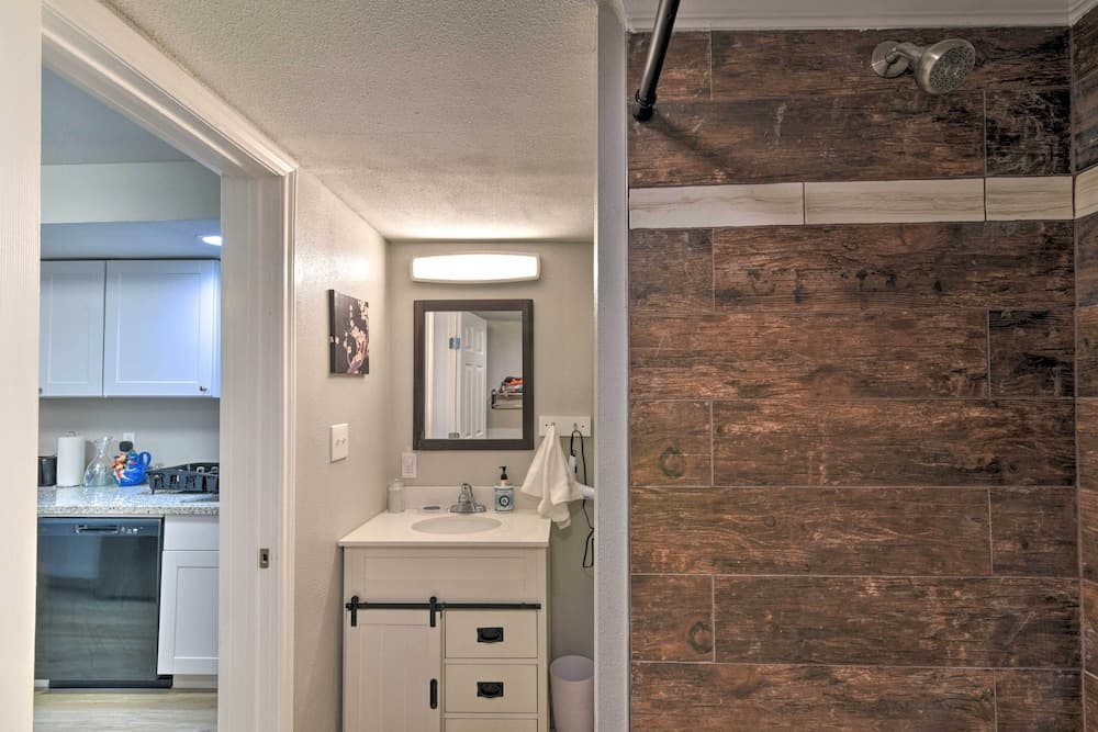 1/2 Mi to Beach: Convenient Retreat in Galveston!