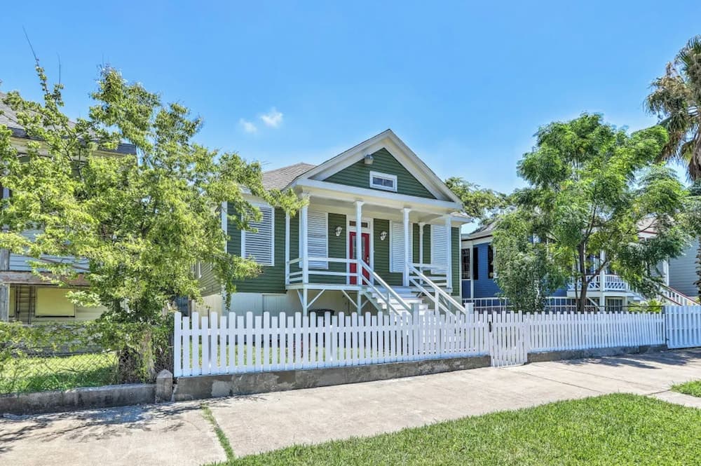 Galveston Victorian - Walk to the Strand & Beach