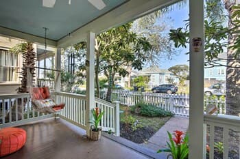 Charming Coastal Cottage - 5 Blocks to Beach!
