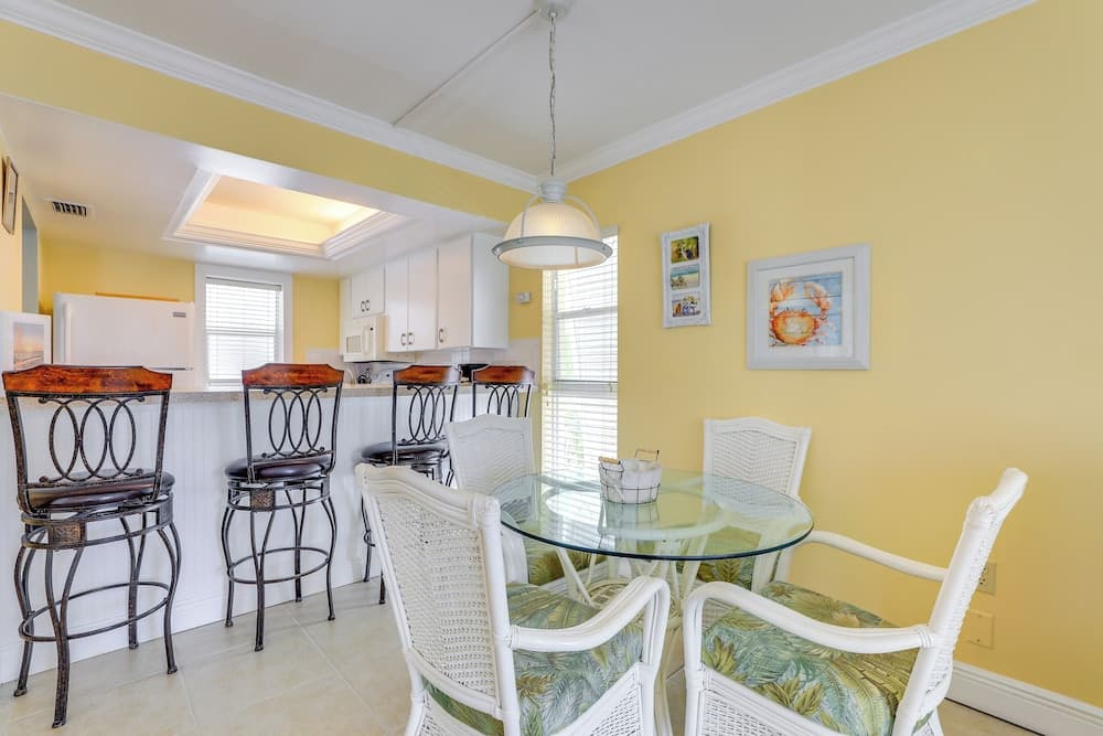 Longboat Key Resort Escape - Walk to the Beach!