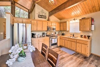 Crestline Cabin w/ Deck: Lakes, Hiking & More