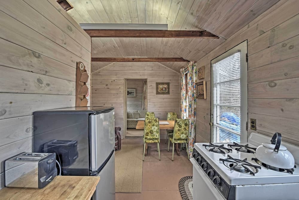 Cozy Vineyard Haven Cottage < 1 Mi to Beach!