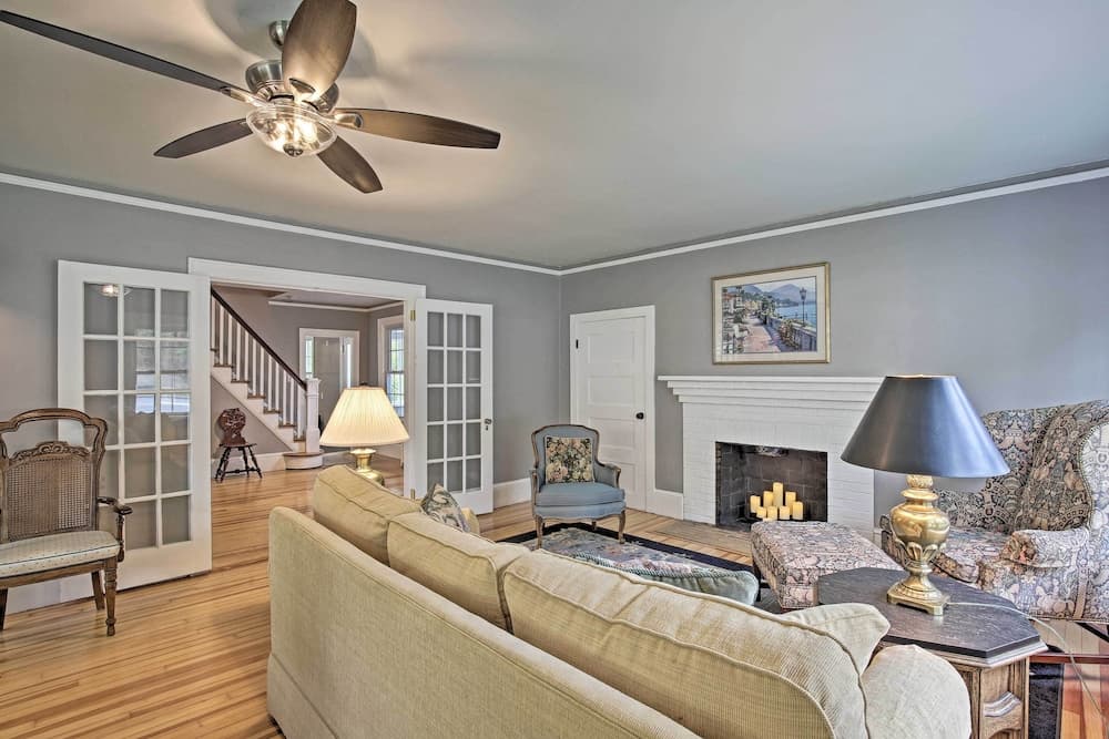 Beautiful Lenox Home, 3 Mi to Shakespeare & Co!