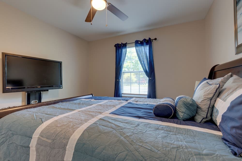 Dog-friendly Pensacola Duplex ~ 7 Mi to Downtown