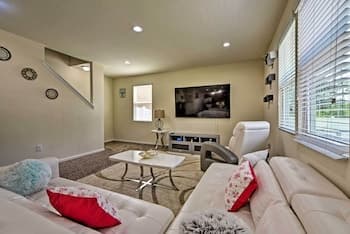 Jax Home w/ Yard - 10 Mi to Adventure Landing!