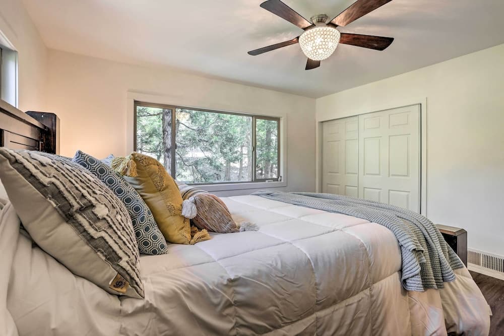 Spacious Lake Arrowhead Cabin w/ Jacuzzi Spa!