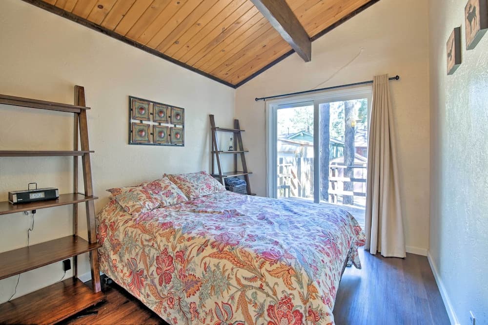 Cozy Cabin w/ Deck & Fireplace in Big Bear!