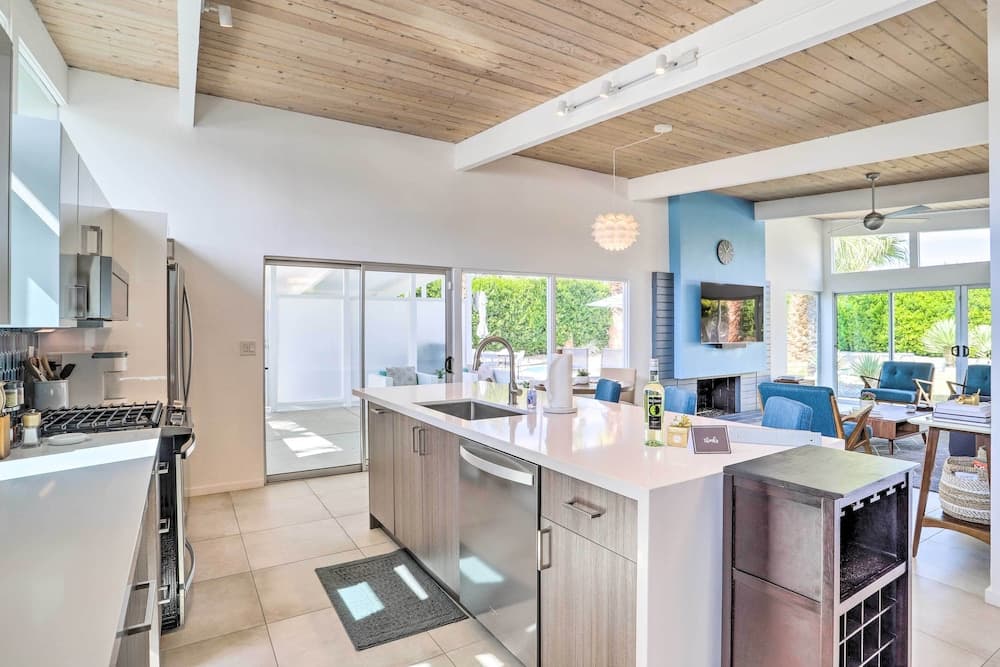 Pool & Mountain Views: Palm Springs Home!