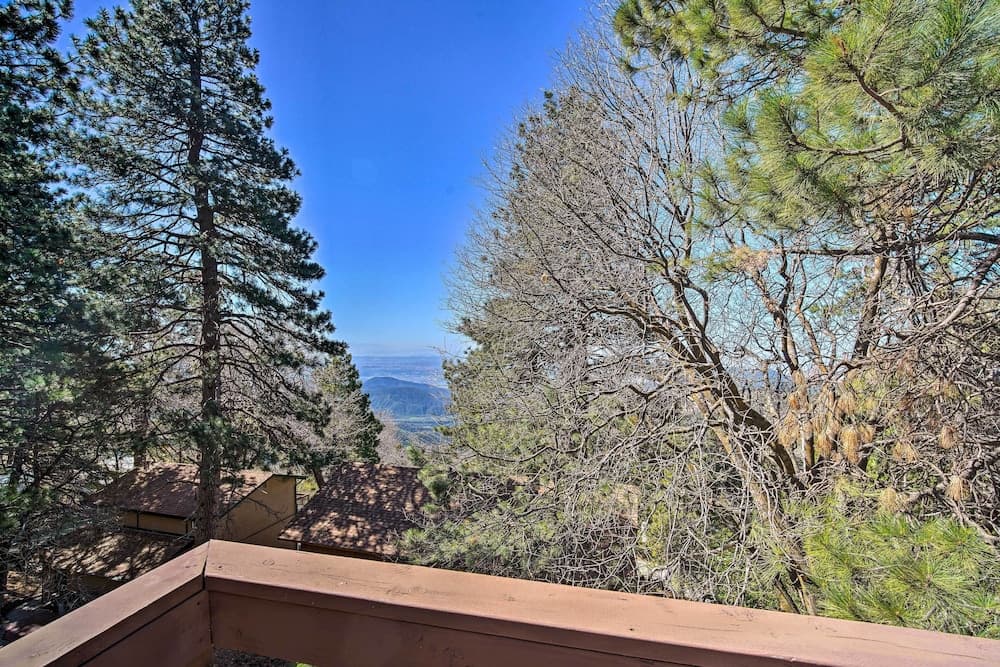 Running Springs Cabin w/ Large Deck + View!