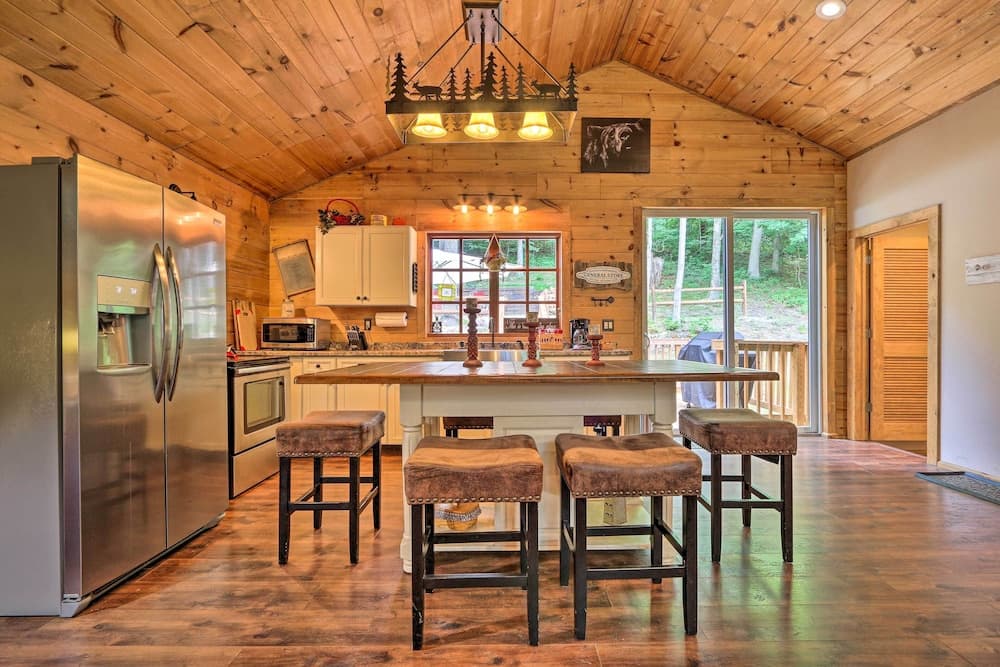 Butler Cabin on 19 Acres w/ Hot Tub & Fire Pit!