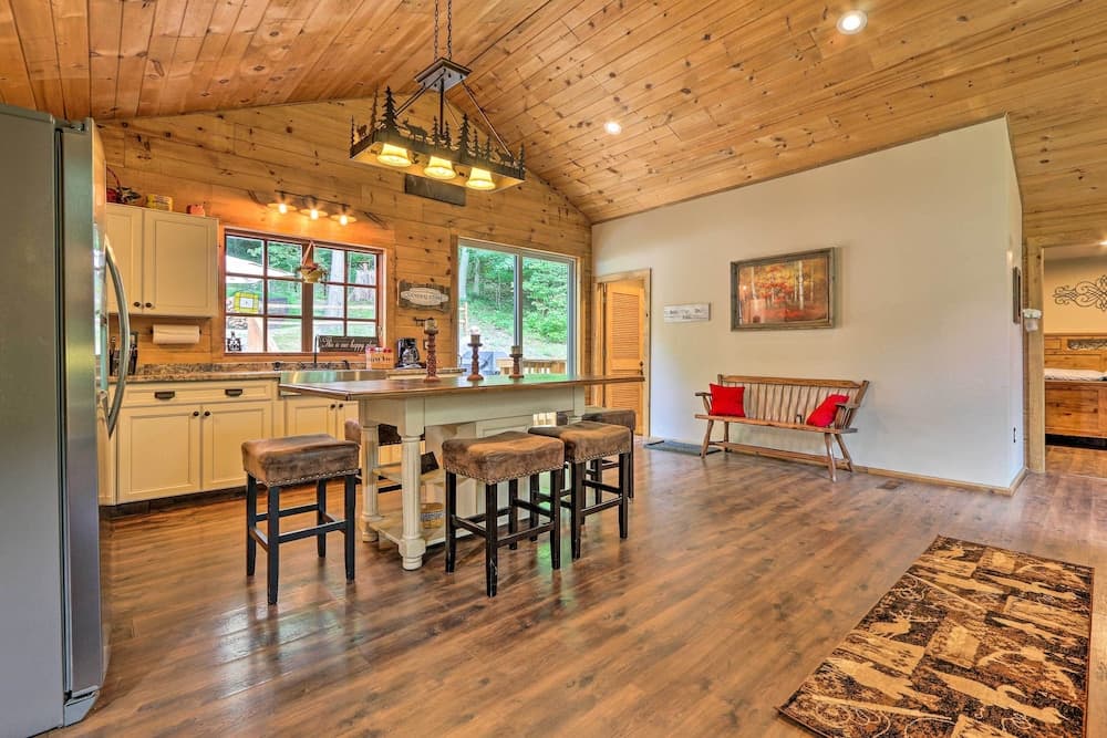 Butler Cabin on 19 Acres w/ Hot Tub & Fire Pit!