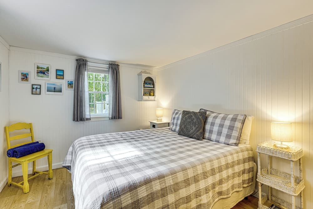 2 Mi to Coastline: Cozy Wellfleet Escape w/ Deck