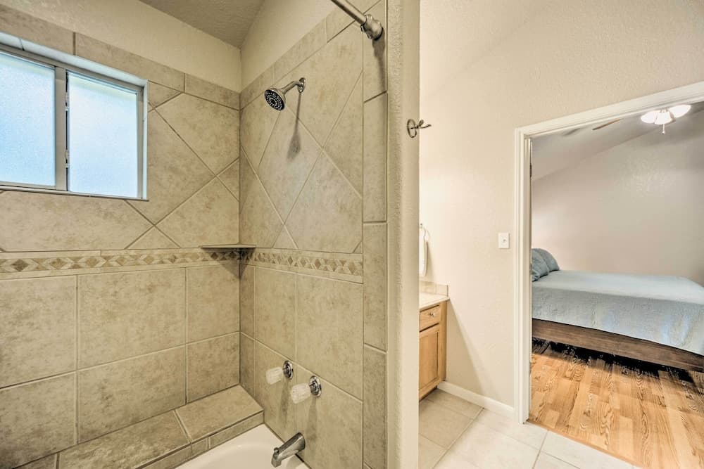 Cozy Canyon Lake Abode < 1 Mi to Boat Ramp!