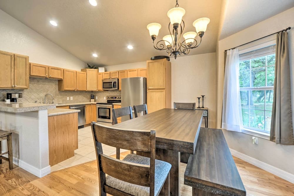 Cozy Canyon Lake Abode < 1 Mi to Boat Ramp!