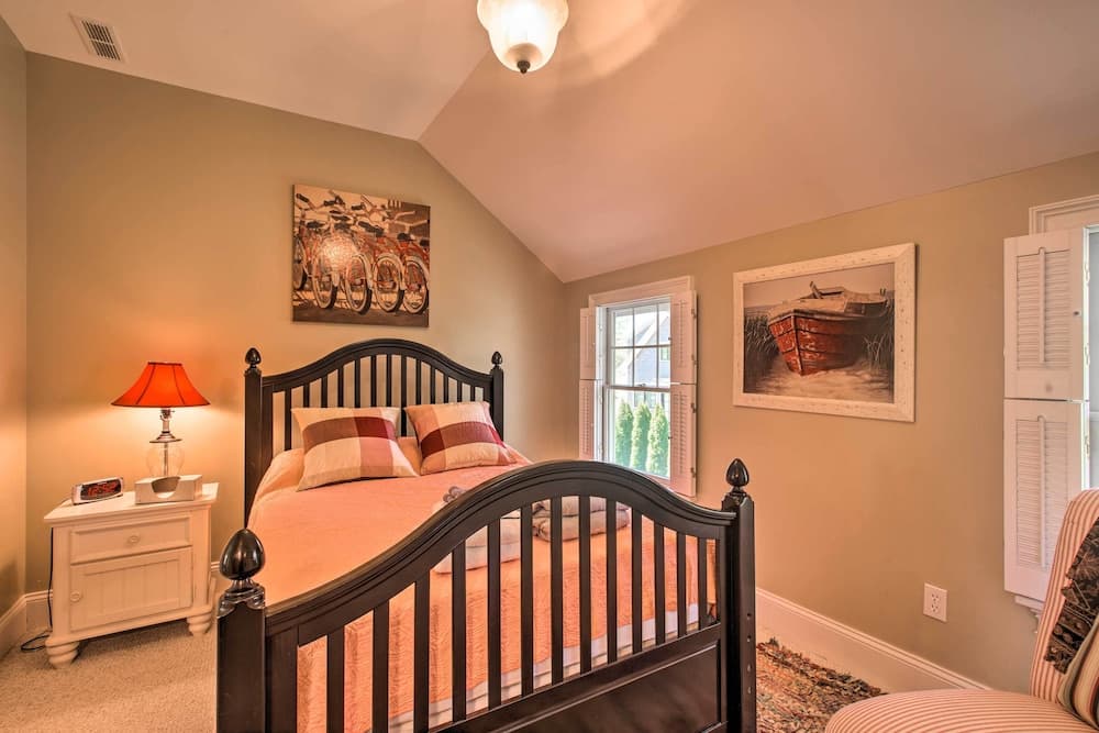 Traditional Martha's Vineyard Home w/ Porch & Yard