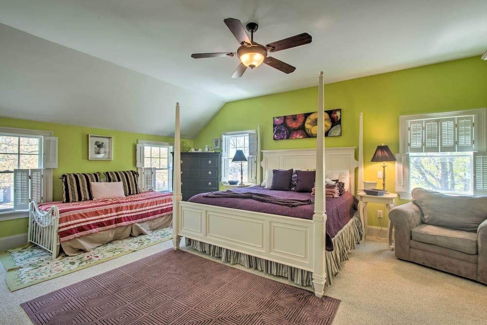 Traditional Martha's Vineyard Home w/ Porch & Yard