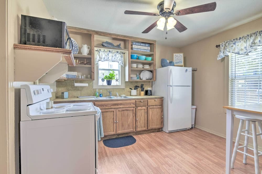 Fire Pit & Grill: Fishing Cottage in Aransas Pass!