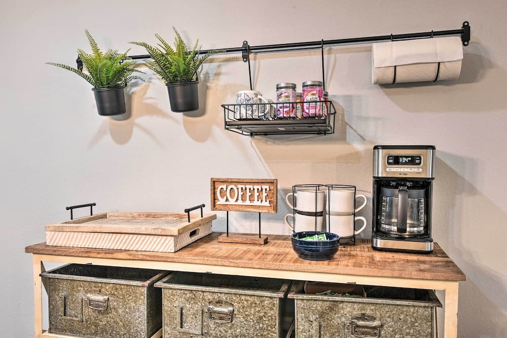 ~ 2 Mi to Pleasure Pier: Home in Galveston!