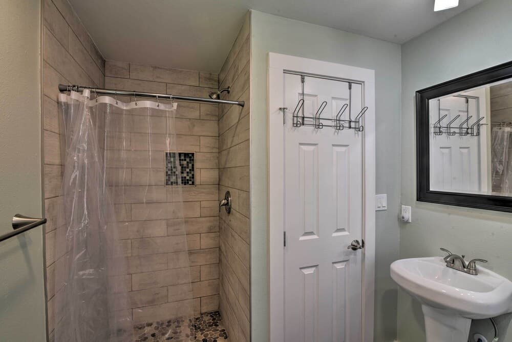 Home w/ Patio & Grill: 2 Mi to Galveston Seawall!