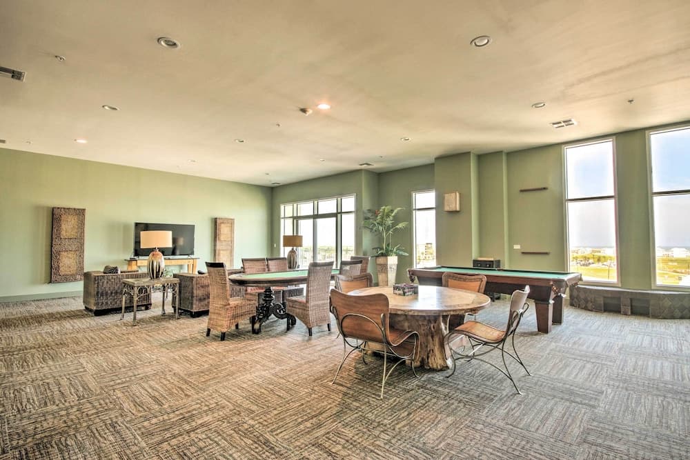 Beachfront Condo w/ Pool in Galveston!