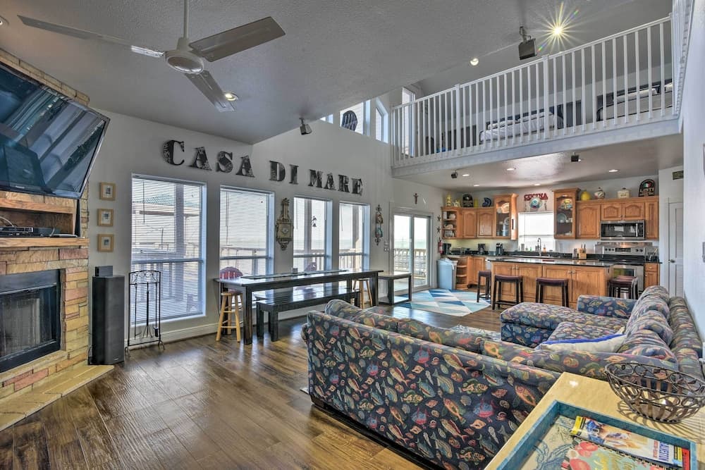 Bayfront Fishing Pier: Galveston Island Home!