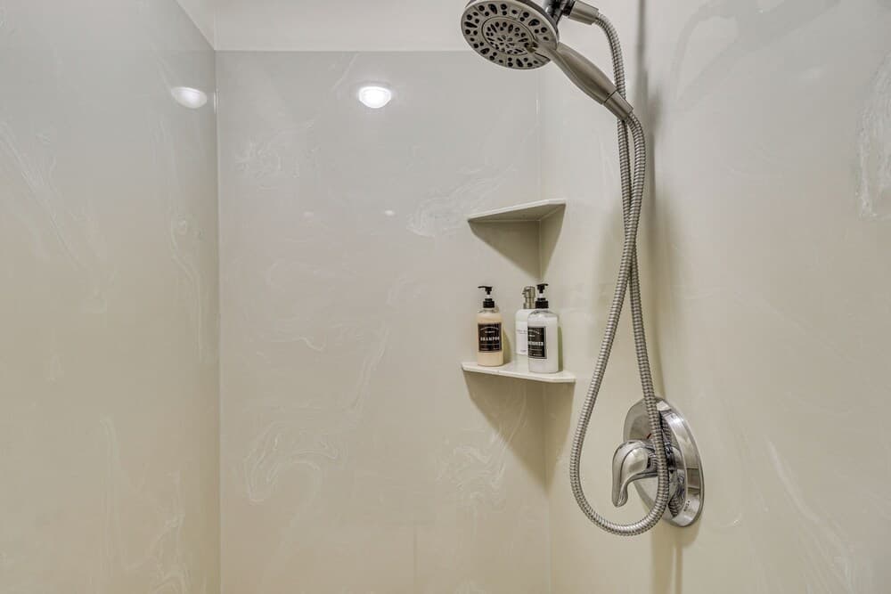 Scenic Forest Lodge Outside Glacier National Park!