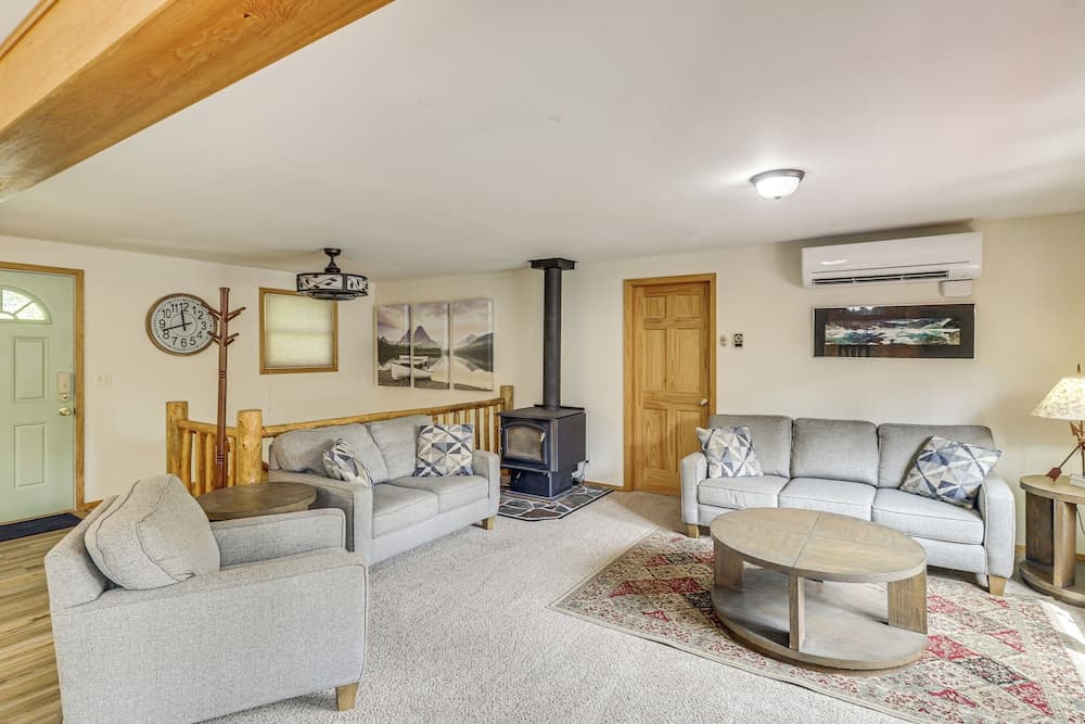 Scenic Forest Lodge Outside Glacier National Park!