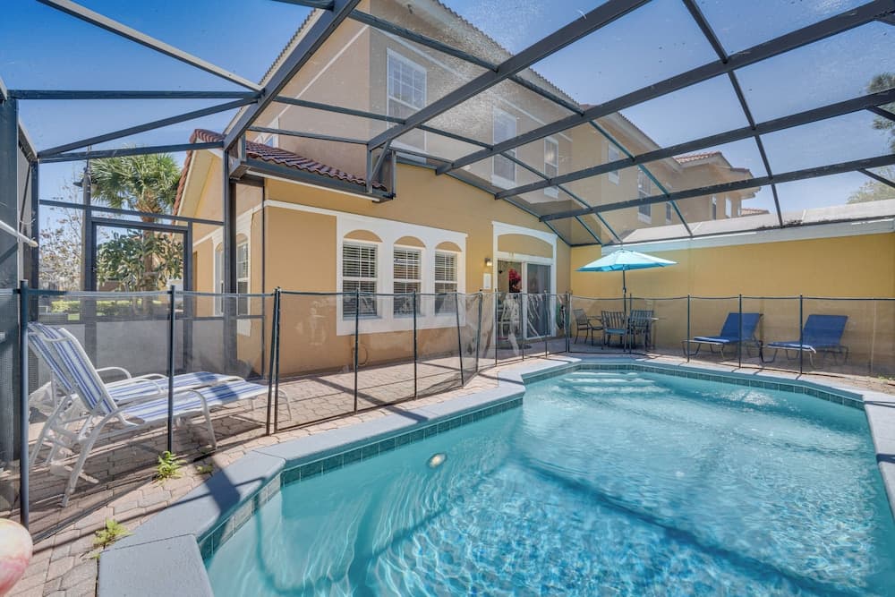8 Mi to Disney: Villa w/ Screened Pool & Lanai