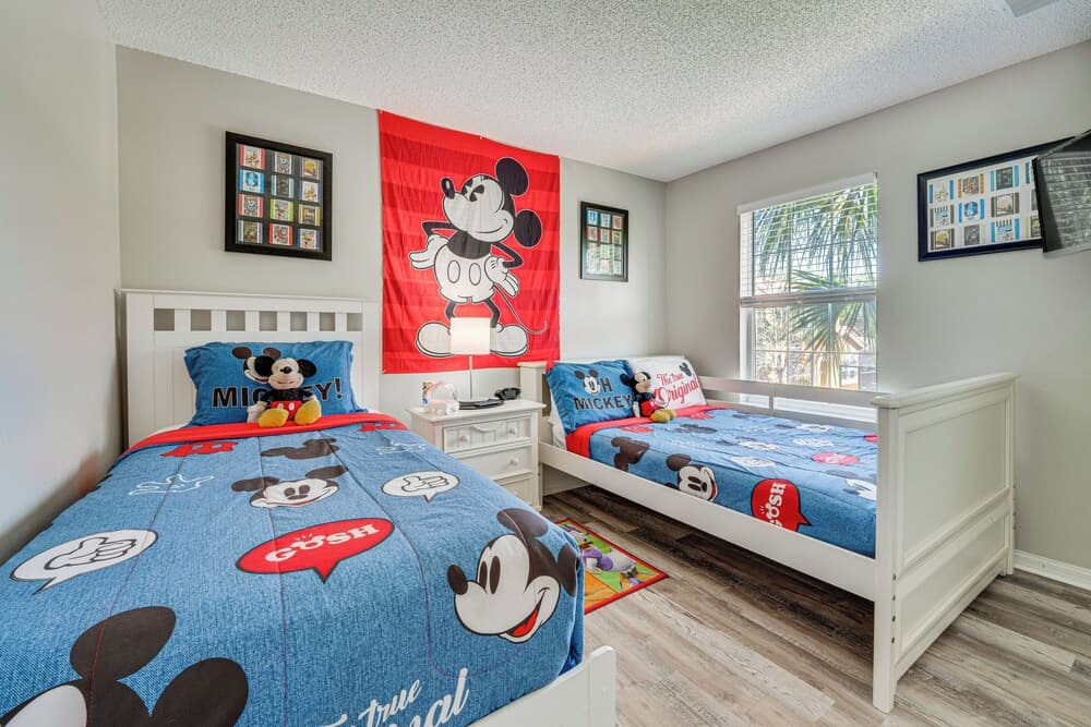 8 Mi to Disney: Villa w/ Screened Pool & Lanai