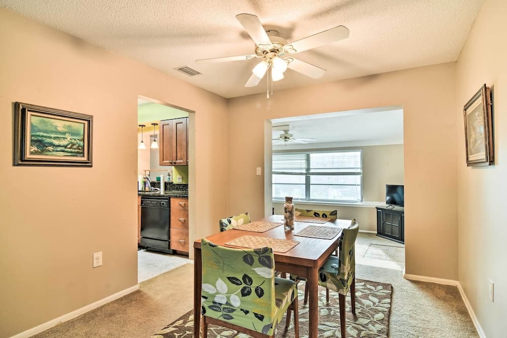 Snowbird Sanctuary w/ Covered Patio in Bradenton