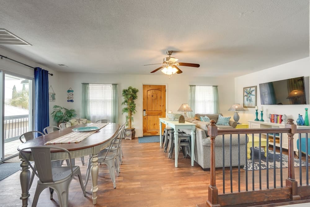 PCB Group Retreat w/ Deck, 1 Block to Beach!