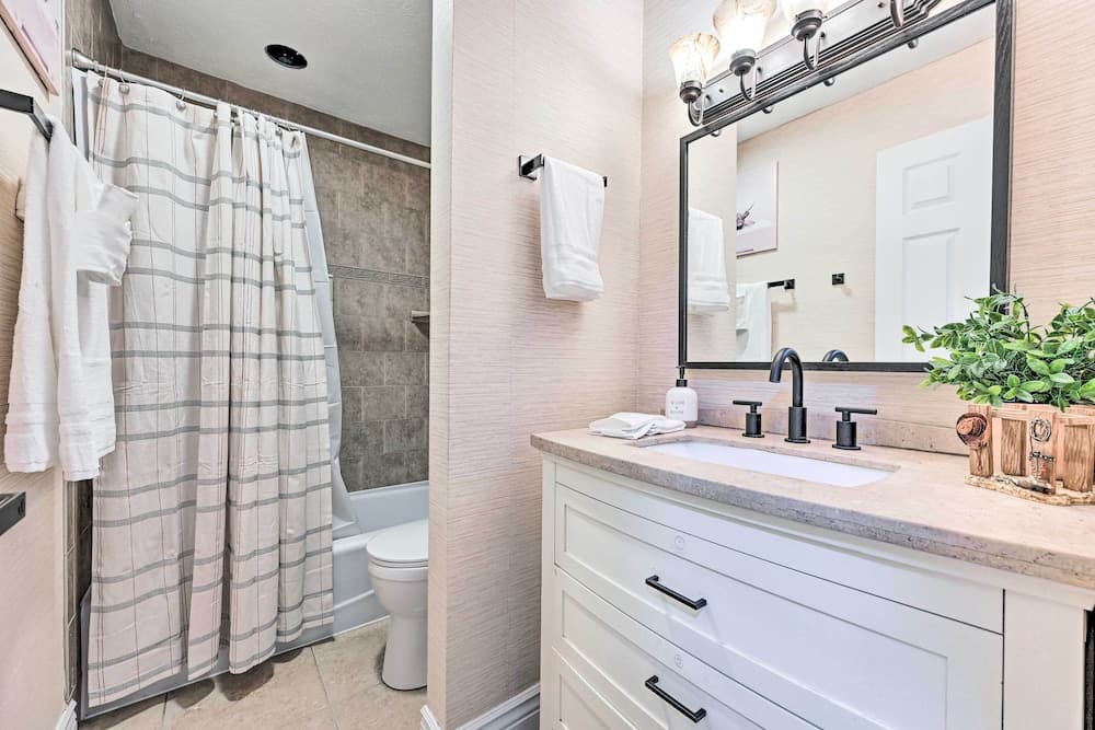 Plant City Home & Guest House w/ Outdoor Pool!