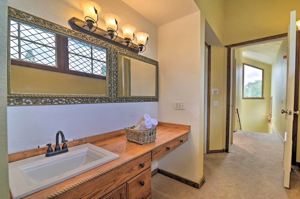 Grand Valrico Home w/ Deck, Fire Pit & Yard!