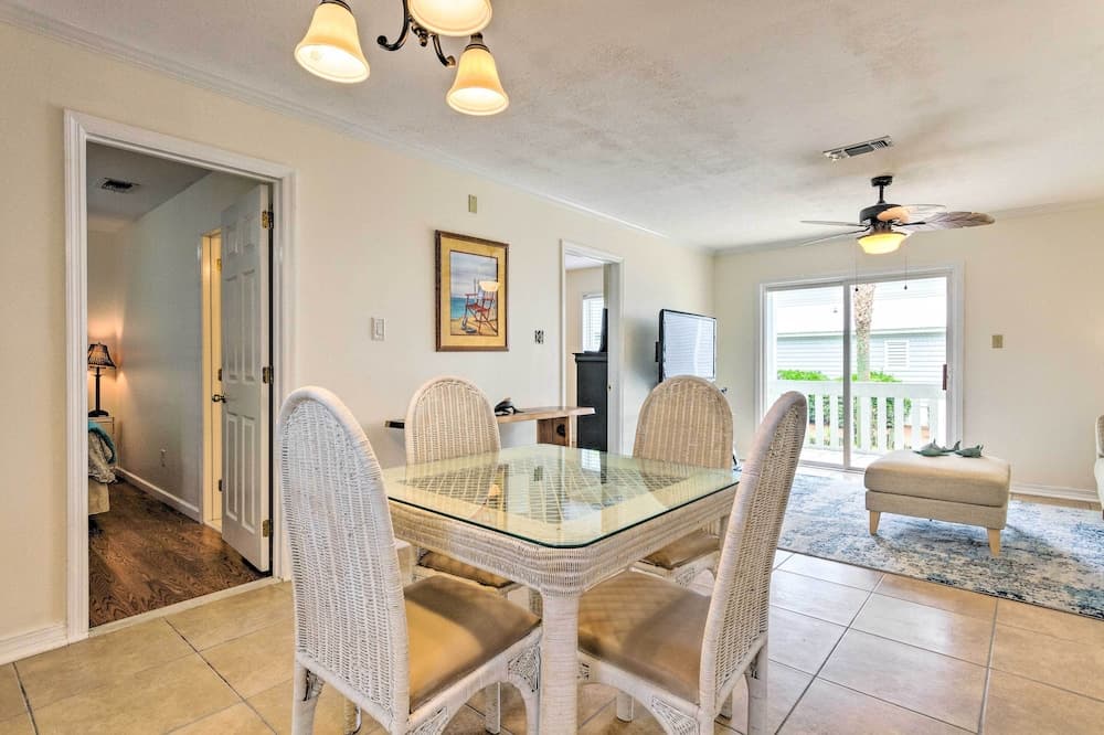 Fort Walton Beach Condo: Walk to Local Beach!