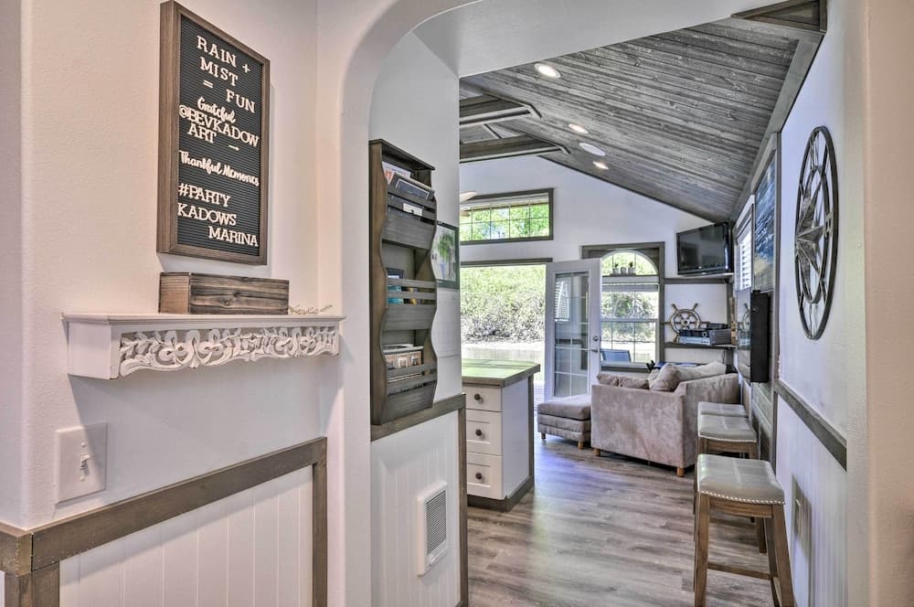 Floating Home on Columbia River w/ Provided Kayaks