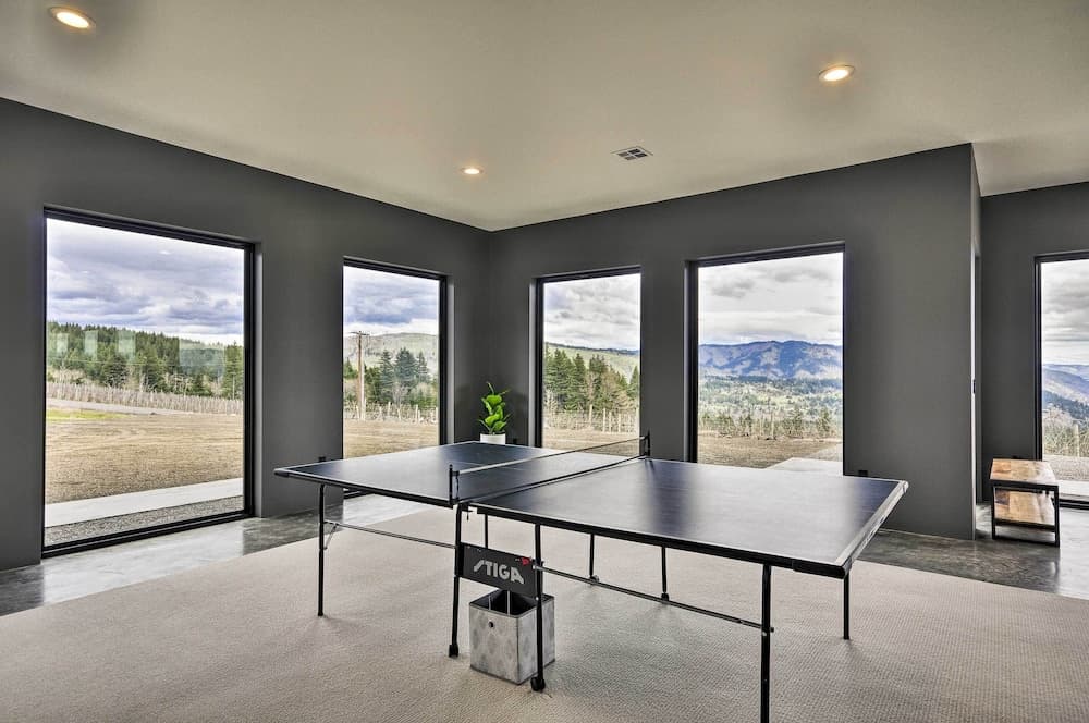 Luxury Home w/ Views - 5 Min to Columbia River