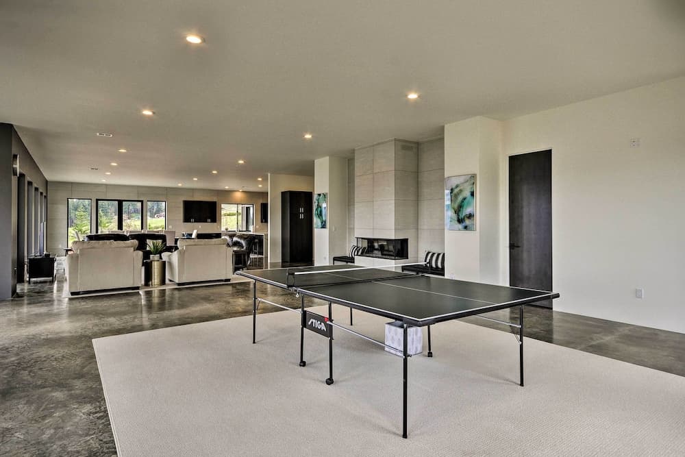 Luxury Home w/ Views - 5 Min to Columbia River