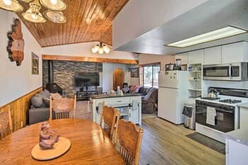 Sugarloaf Cabin w/ Hot Tub ~ 6 Mi to Big Bear