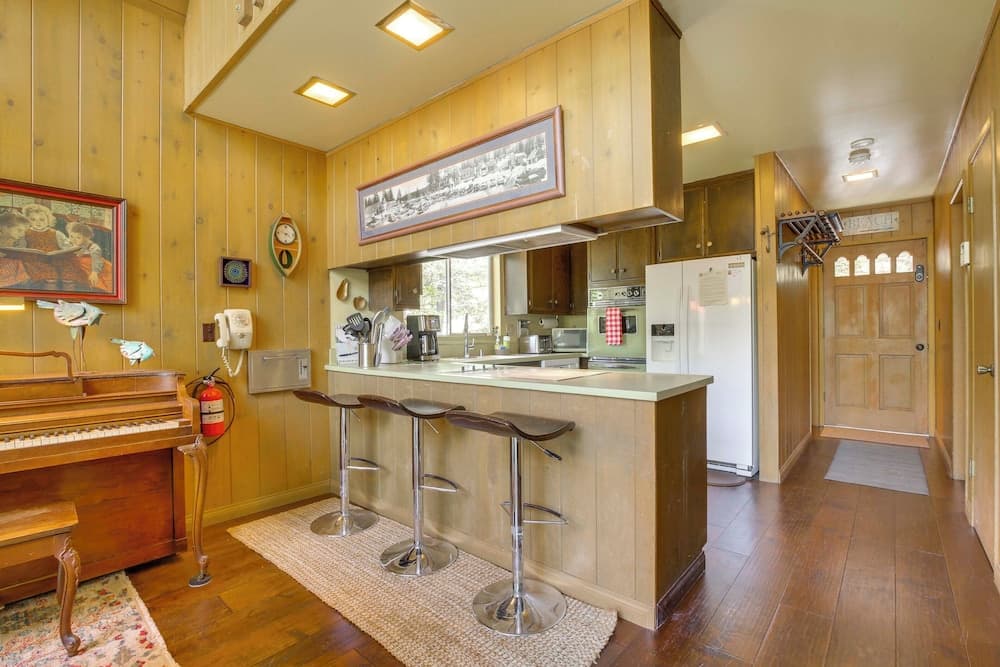 Lake Arrowhead Family Home w/ Game Room