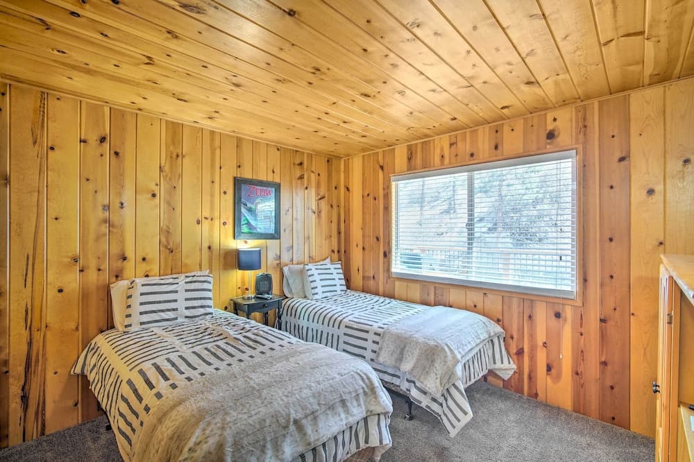 Mountain Chalet in Big Bear City, 5 Mi to Lake!
