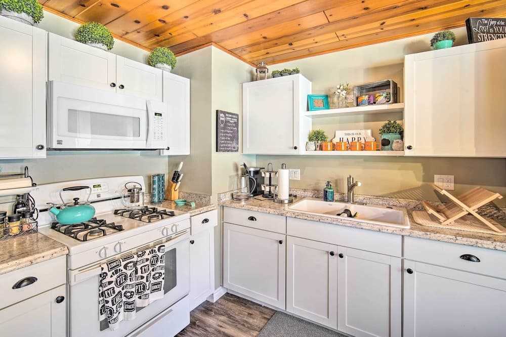 Mountain Chalet in Big Bear City, 5 Mi to Lake!